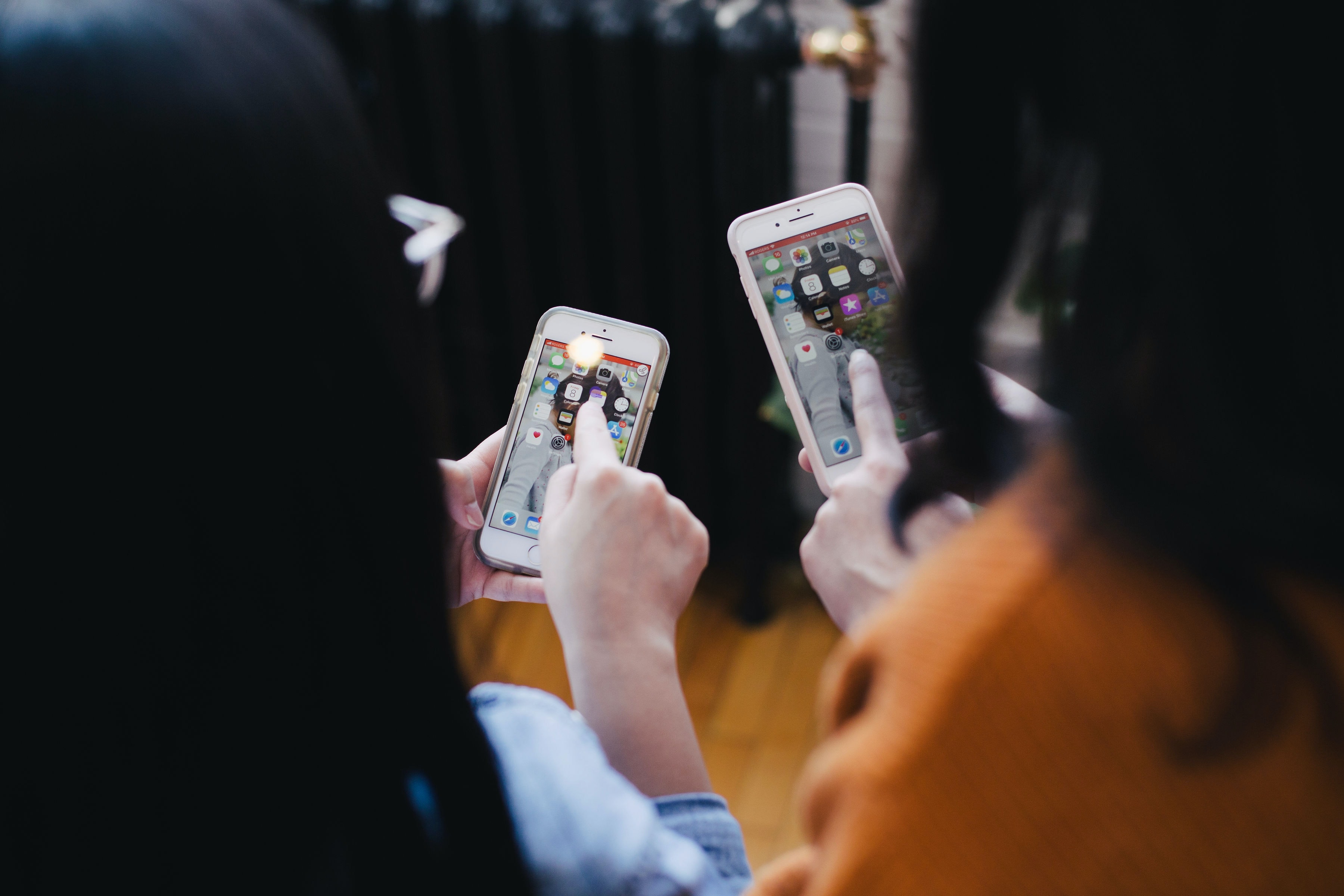 leon-NYMJYXfZG-g-unsplash People sharing phones